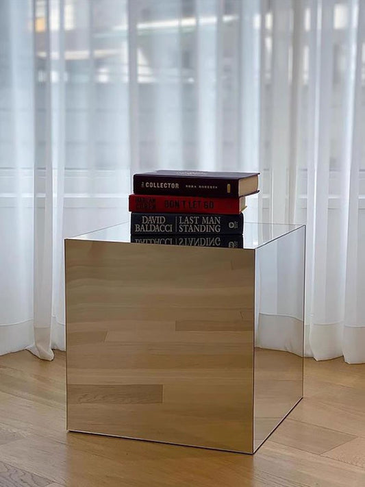 ミラーキューブ コーヒーテーブル 40cm｜フローリングの部屋に置いた鏡面の立方体と本