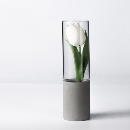 セメント 花瓶 Type B｜φ7×H26cmの細長い透明筒とセメント台座にチューリップを生けたところ