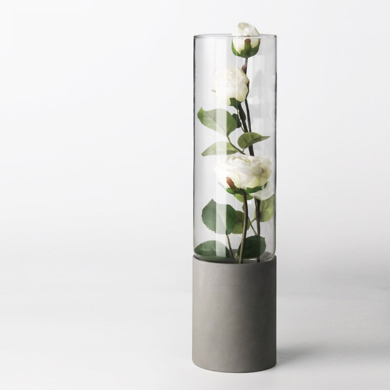 セメント 花瓶 Type C｜φ8.5×H35cmの高い透明筒とセメント台座に白い花を生けたところ