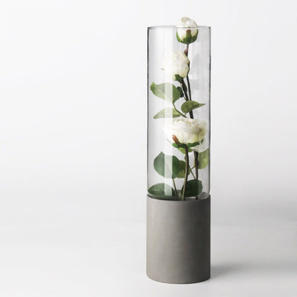 セメント 花瓶 Type C｜φ8.5×H35cmの高い透明筒とセメント台座に白い花を生けたところ